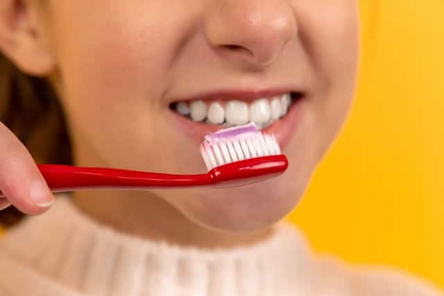 Ajouter un peu de CBD dans votre dentifrice pour l'hygiène de vos dents. 